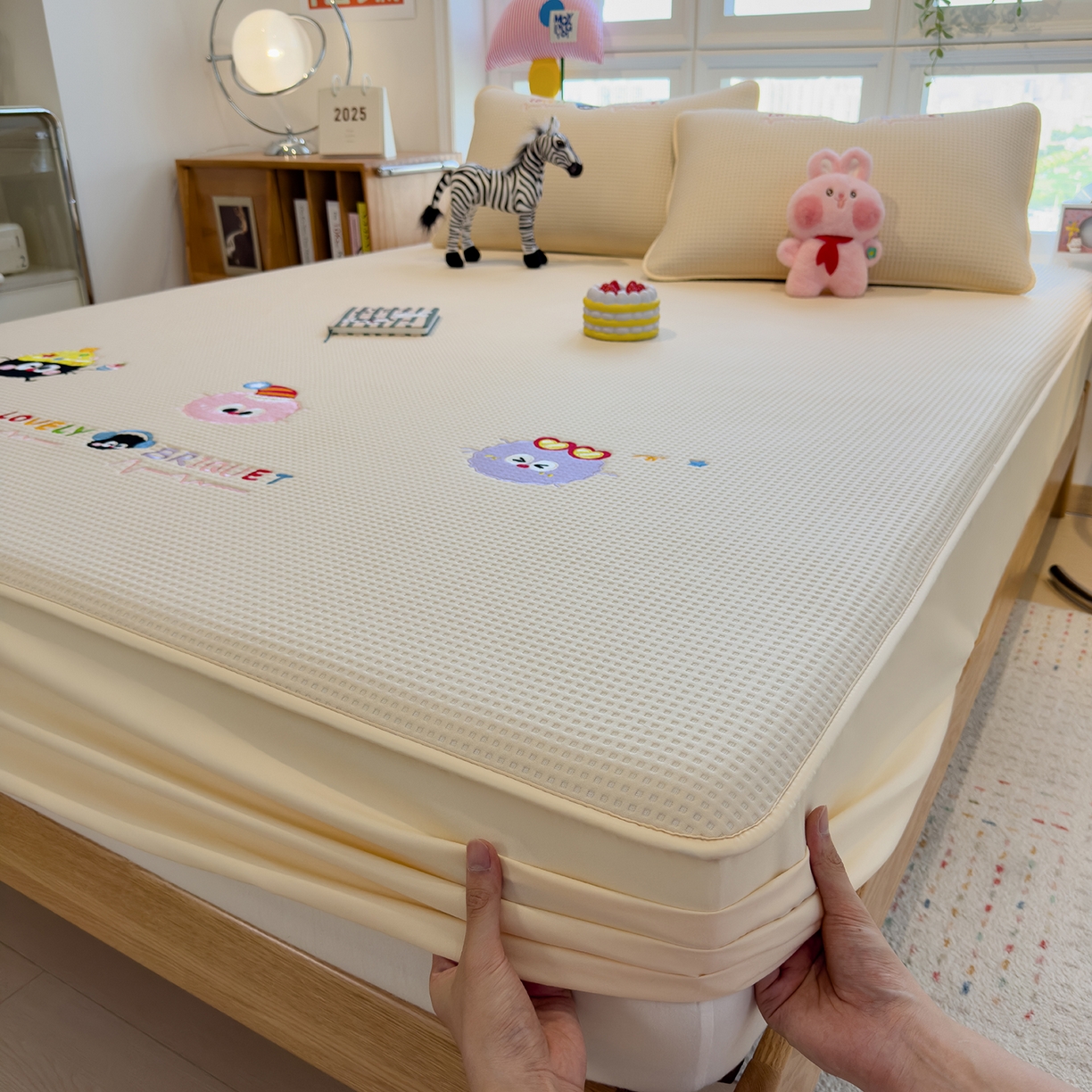 91家纺网 家纺一手货源 找家纺 眠多宝 2025新款华夫格夹棉卡通刺绣床笠全包围床垫保护套 萌趣天地-朦胧黄