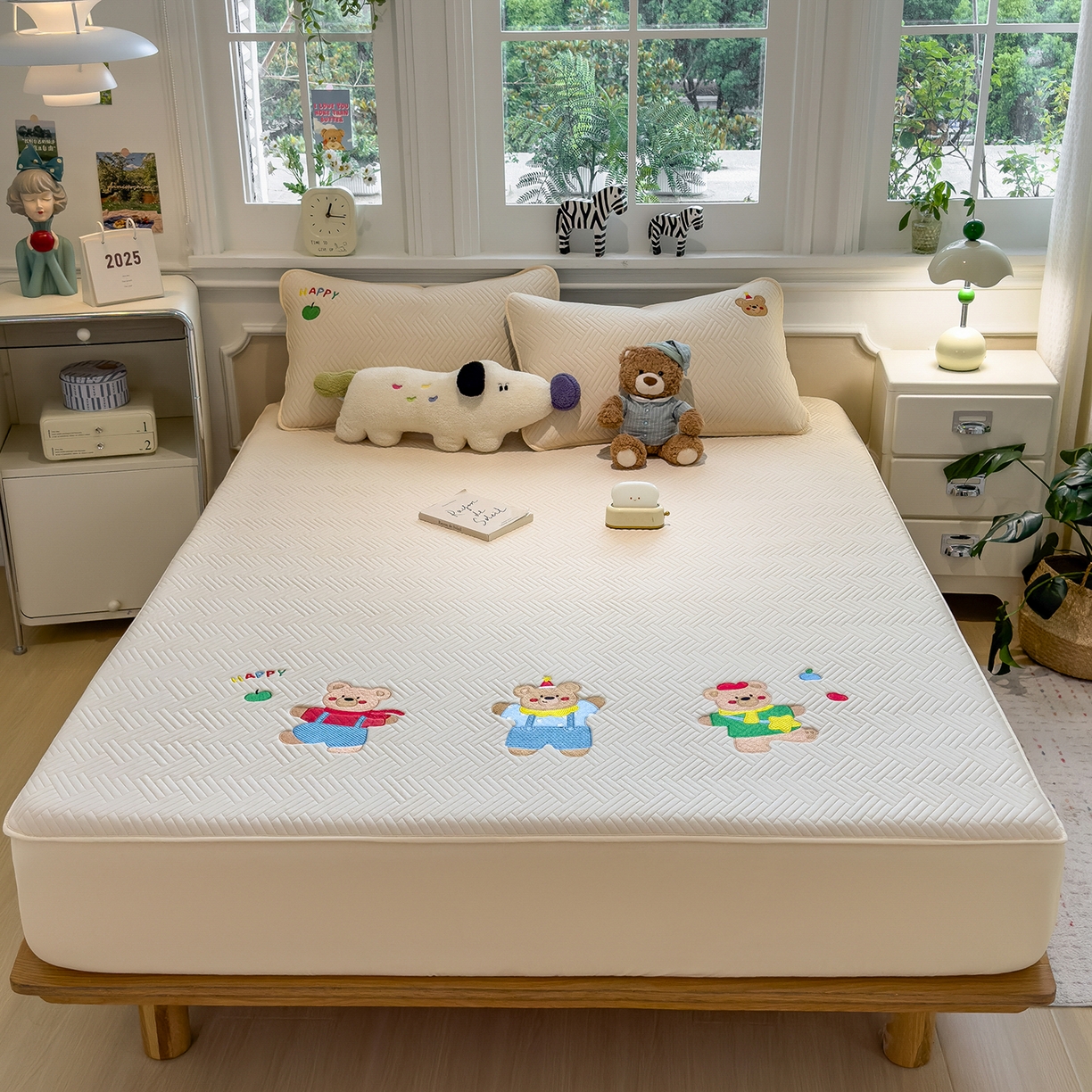 91家纺网 家纺一手货源 找家纺 眠多宝 2025新款三联刺绣卡通夹棉床笠全包围床垫保护套 开心小熊-微光黄