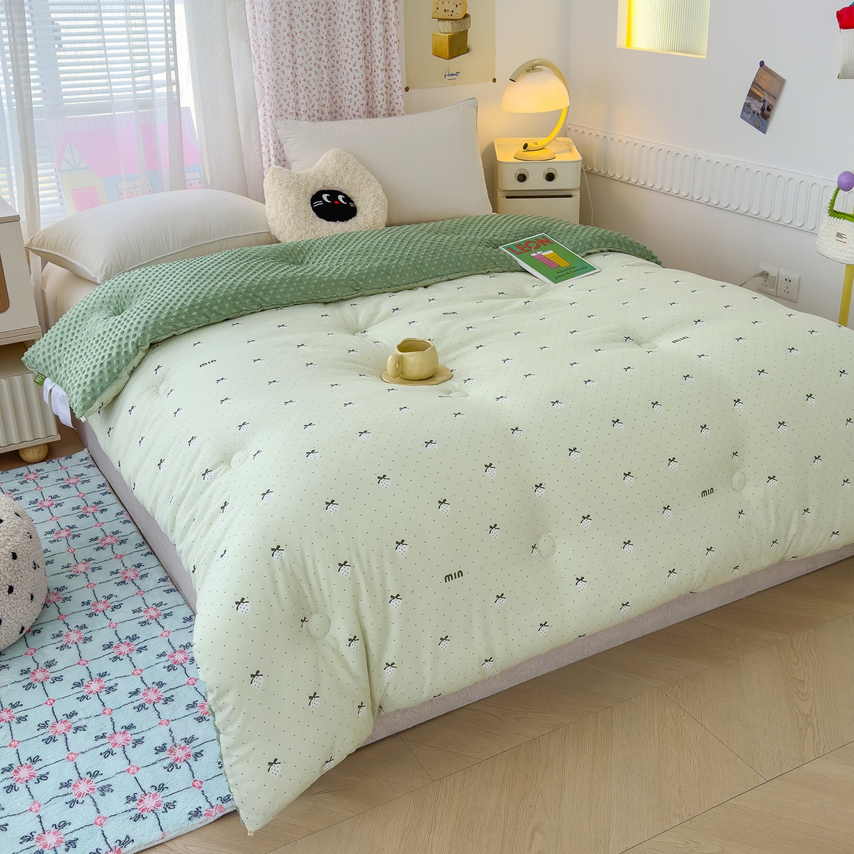 91家纺网 家纺一手货源 找家纺 爱宝被业 2025新款A类水洗棉双层纱豆豆绒被芯 幸福草莓