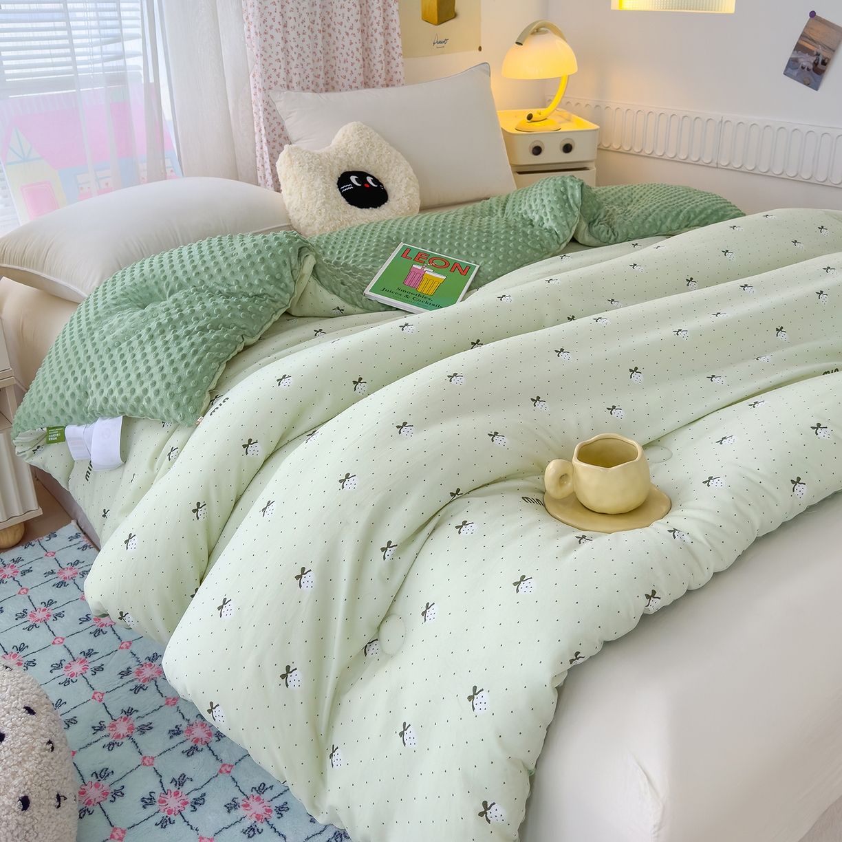 91家纺网 家纺一手货源 找家纺 爱宝被业 2025新款A类水洗棉双层纱豆豆绒被芯 幸福草莓