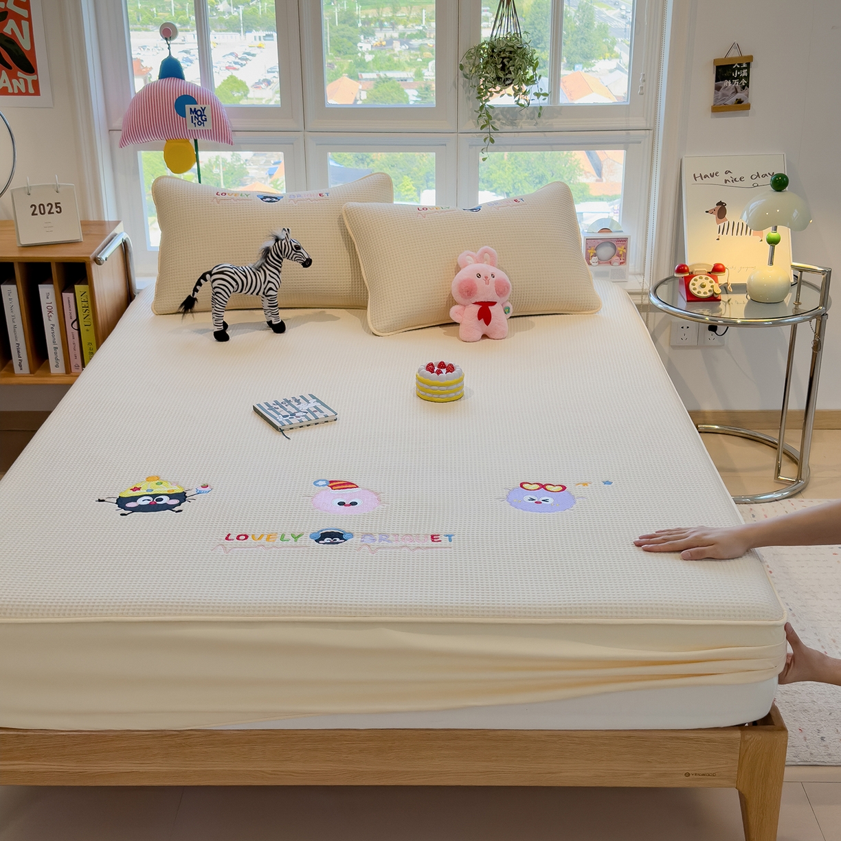 91家纺网 家纺一手货源 找家纺 眠多宝 2025新款华夫格夹棉卡通刺绣床笠全包围床垫保护套 萌趣天地-朦胧黄