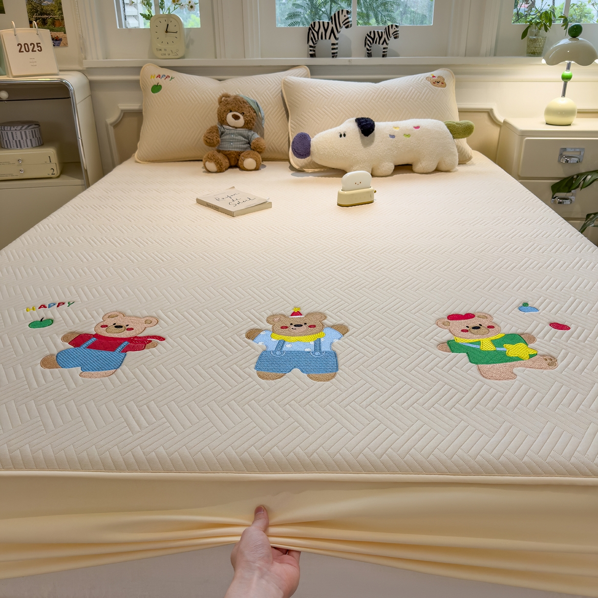 91家纺网 家纺一手货源 找家纺 眠多宝 2025新款三联刺绣卡通夹棉床笠全包围床垫保护套 开心小熊-微光黄