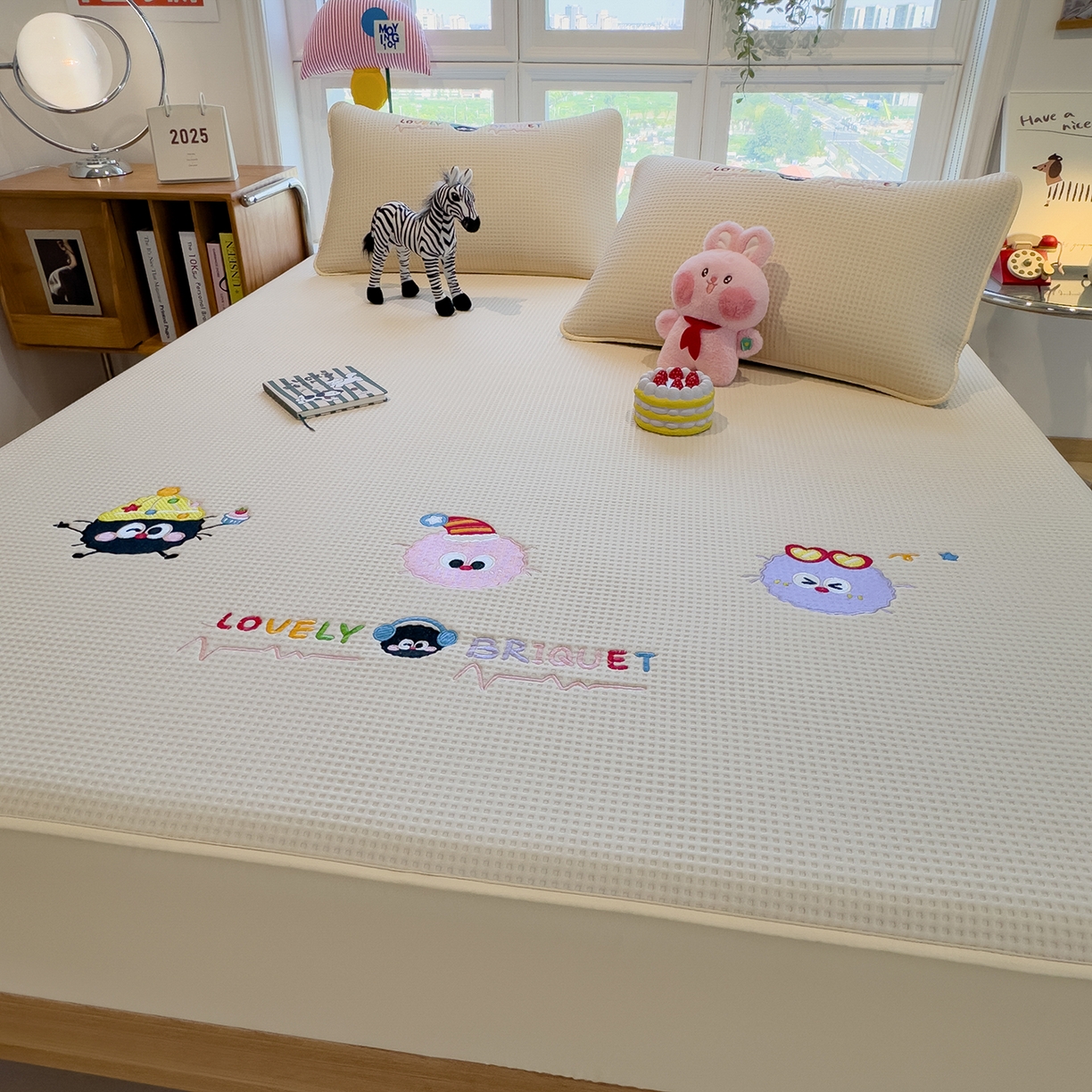 91家纺网 家纺一手货源 找家纺 眠多宝 2025新款华夫格夹棉卡通刺绣床笠全包围床垫保护套 萌趣天地-朦胧黄