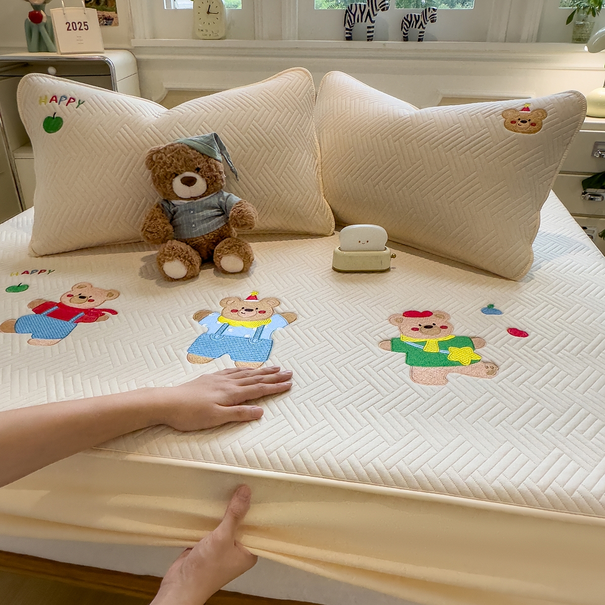 91家纺网 家纺一手货源 找家纺 眠多宝 2025新款三联刺绣卡通夹棉床笠全包围床垫保护套 开心小熊-微光黄