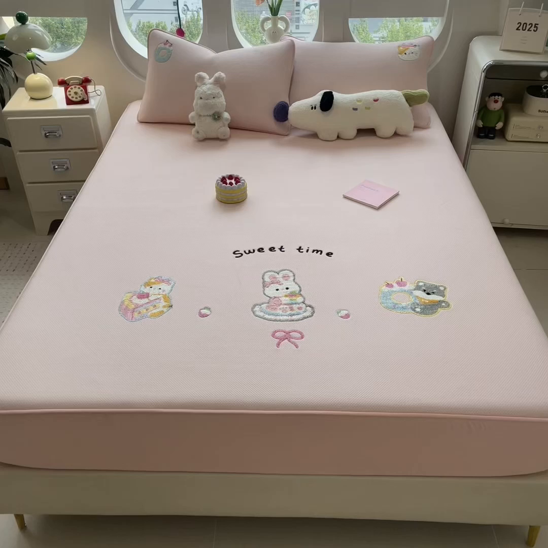 91家纺网 家纺一手货源 找家纺 眠多宝 2025新款彩绒棉卡通毛巾绣夹棉床笠全包围床垫保护套 甜睡童话-樱雾粉