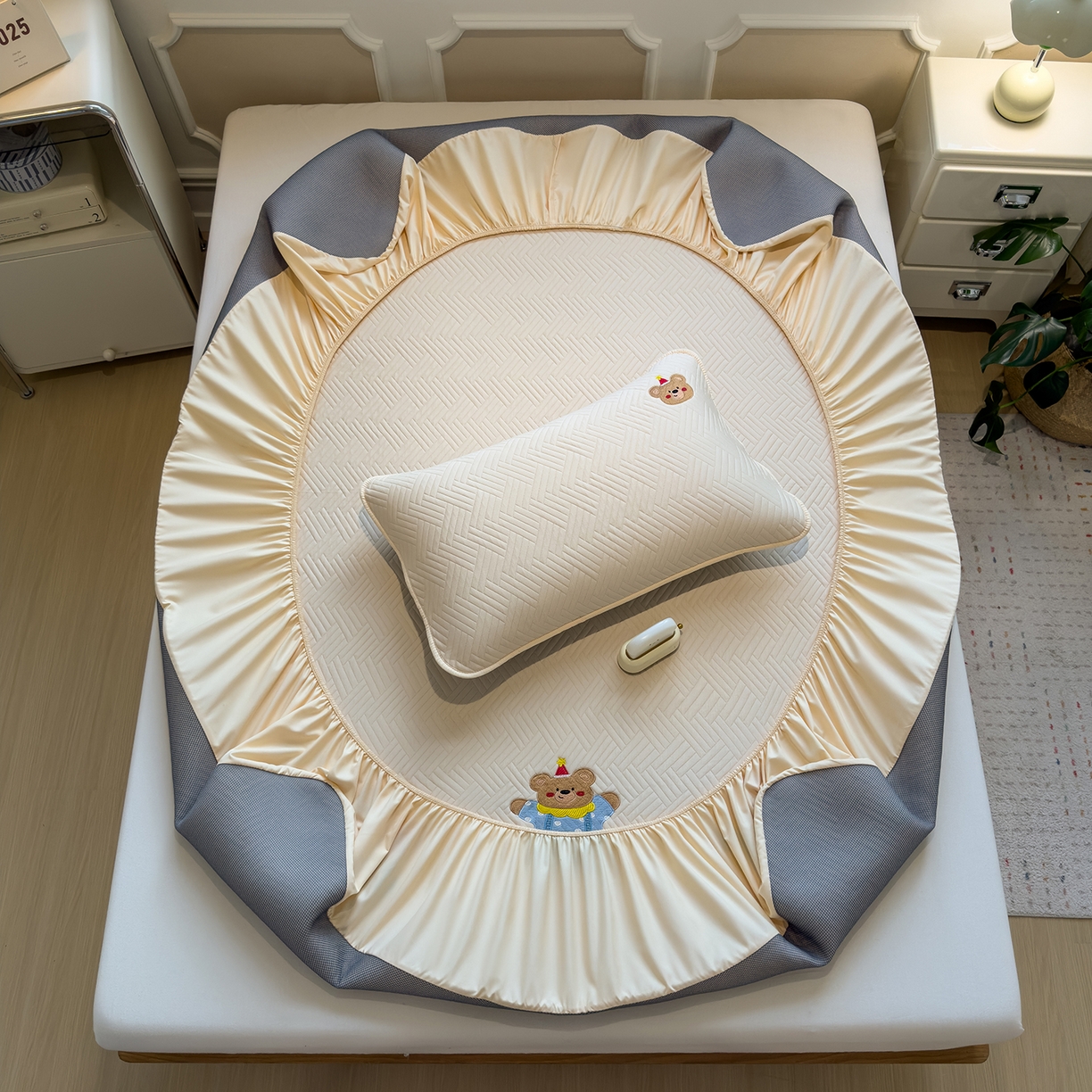 91家纺网 家纺一手货源 找家纺 眠多宝 2025新款三联刺绣卡通夹棉床笠全包围床垫保护套 开心小熊-微光黄