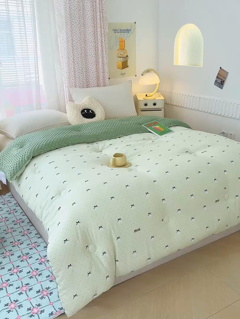 91家纺网 家纺一手货源 找家纺 爱宝被业 2025新款A类水洗棉双层纱豆豆绒被芯 幸福草莓