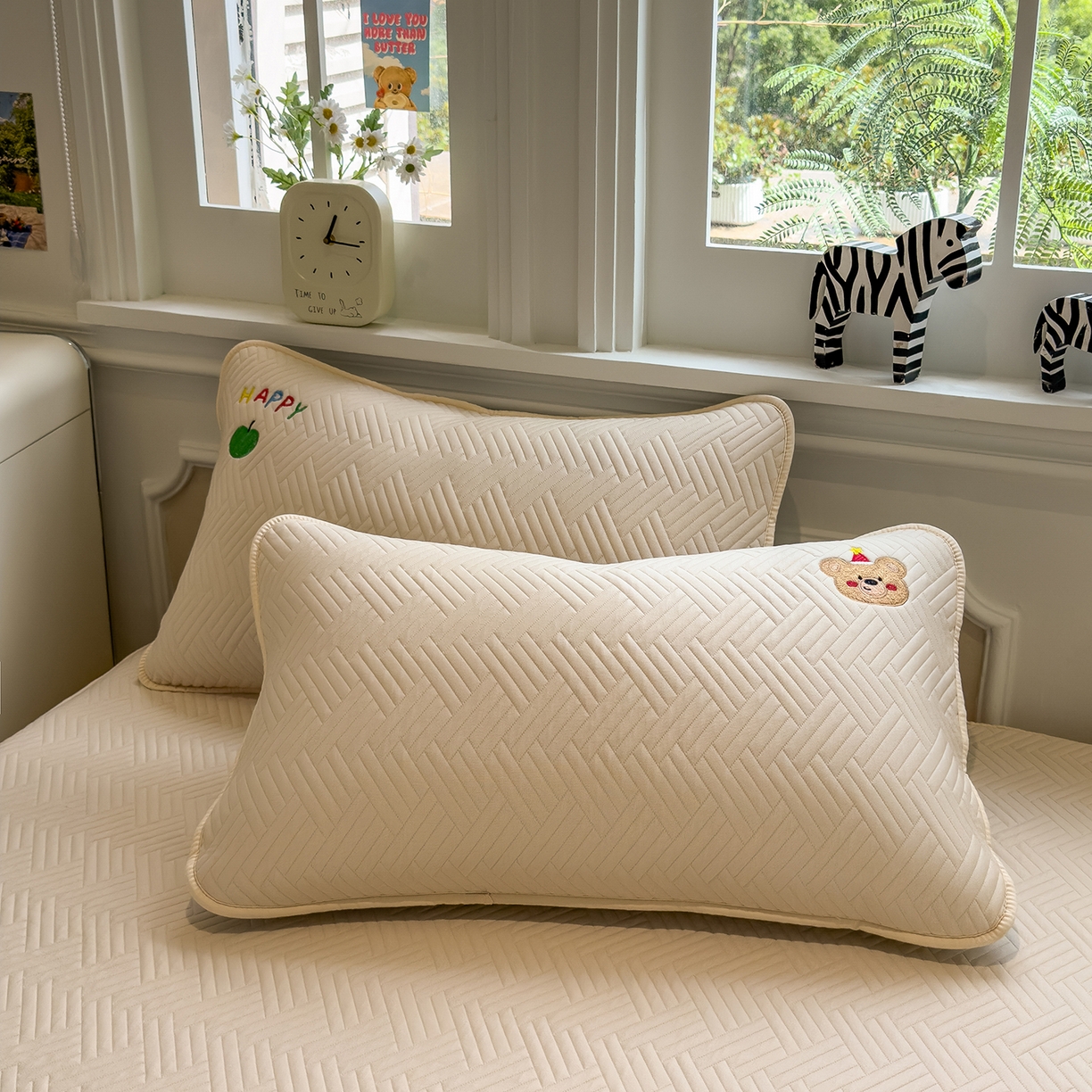 91家纺网 家纺一手货源 找家纺 眠多宝 2025新款三联刺绣卡通夹棉床笠全包围床垫保护套 开心小熊-微光黄