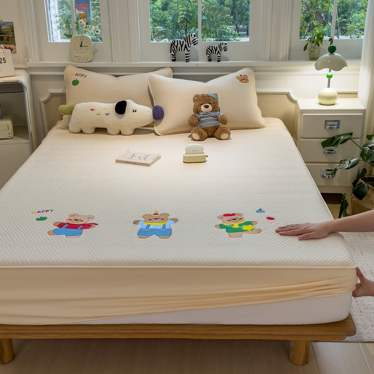 91家纺网 家纺一手货源 找家纺 眠多宝 2025新款三联刺绣卡通夹棉床笠全包围床垫保护套 开心小熊-微光黄