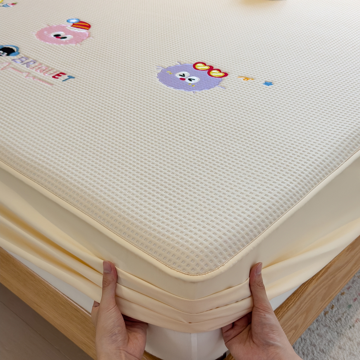 91家纺网 家纺一手货源 找家纺 眠多宝 2025新款华夫格夹棉卡通刺绣床笠全包围床垫保护套 萌趣天地-朦胧黄