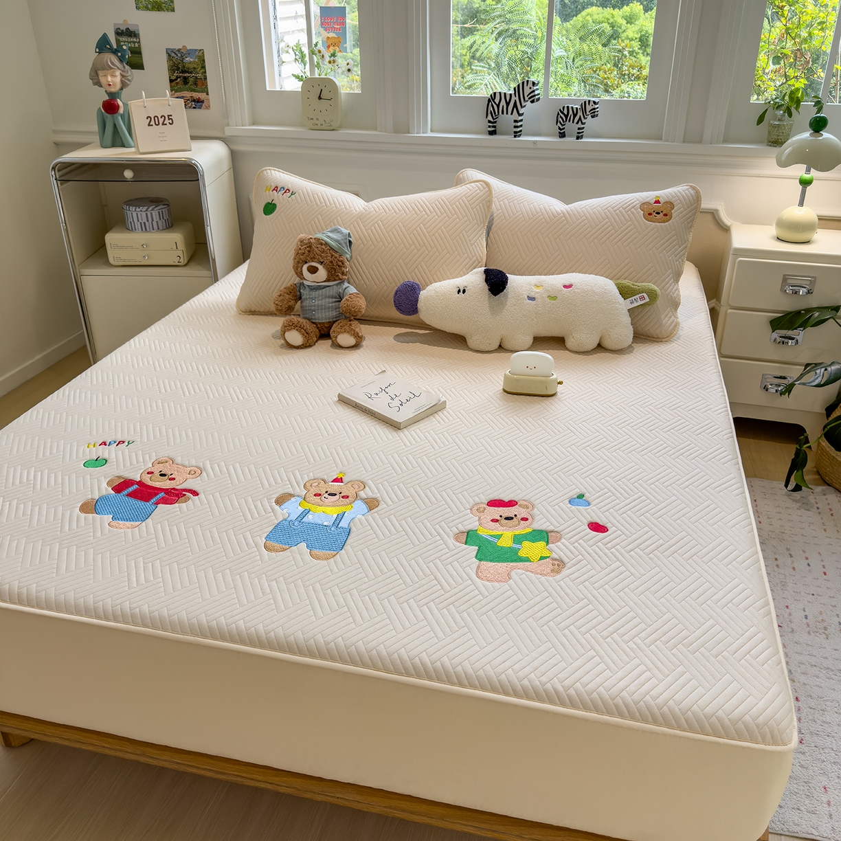 91家纺网 家纺一手货源 找家纺 眠多宝 2025新款三联刺绣卡通夹棉床笠全包围床垫保护套 开心小熊-微光黄