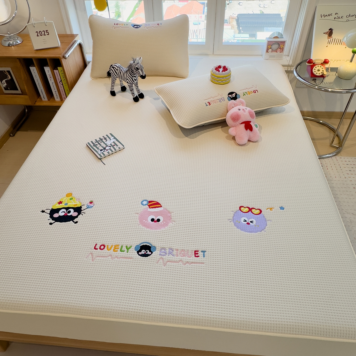 91家纺网 家纺一手货源 找家纺 眠多宝 2025新款华夫格夹棉卡通刺绣床笠全包围床垫保护套 萌趣天地-朦胧黄