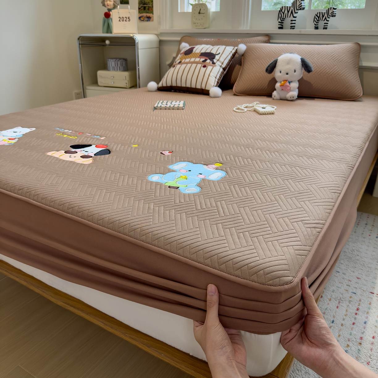 91家纺网 家纺一手货源 找家纺 眠多宝 2025新款三联刺绣卡通夹棉床笠全包围床垫保护套 开心一家-摩卡咖