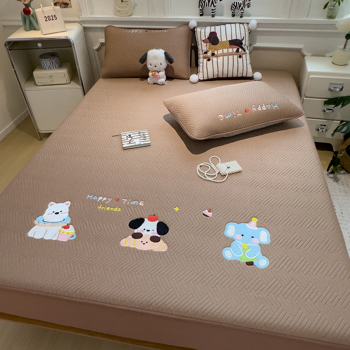 91家纺网 家纺一手货源 找家纺 眠多宝 2025新款三联刺绣卡通夹棉床笠全包围床垫保护套 开心一家-摩卡咖