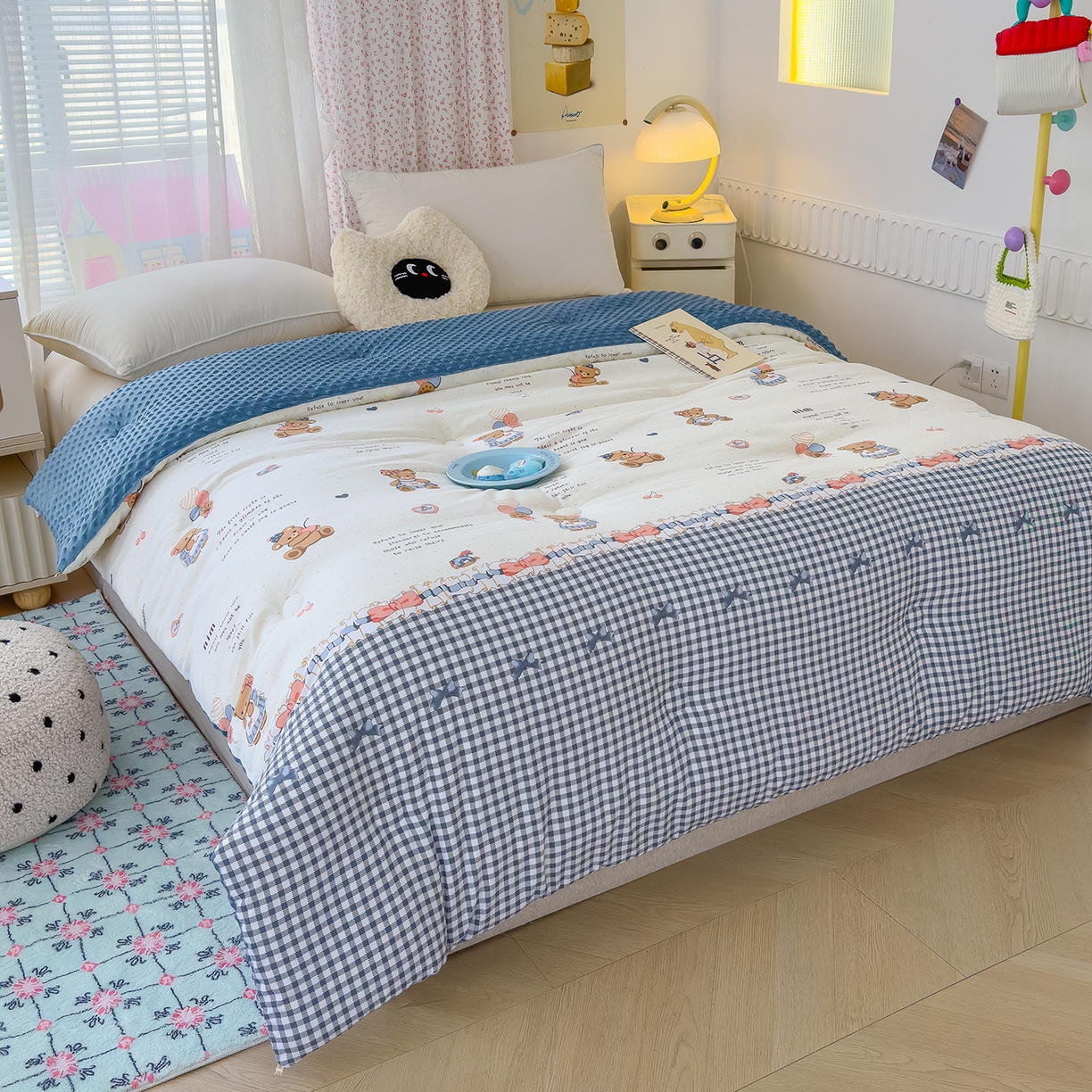 91家纺网 家纺一手货源 找家纺 爱宝被业 2025新款A类水洗棉双层纱豆豆绒被芯 熊趣时光