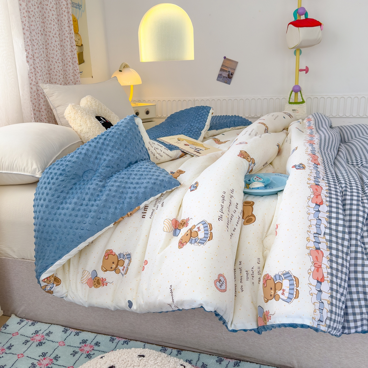 91家纺网 家纺一手货源 找家纺 爱宝被业 2025新款A类水洗棉双层纱豆豆绒被芯 熊趣时光