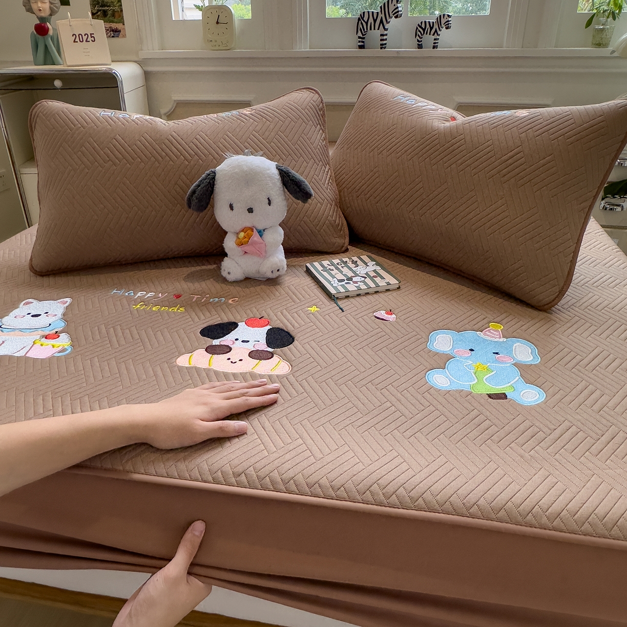 91家纺网 家纺一手货源 找家纺 眠多宝 2025新款三联刺绣卡通夹棉床笠全包围床垫保护套 开心一家-摩卡咖