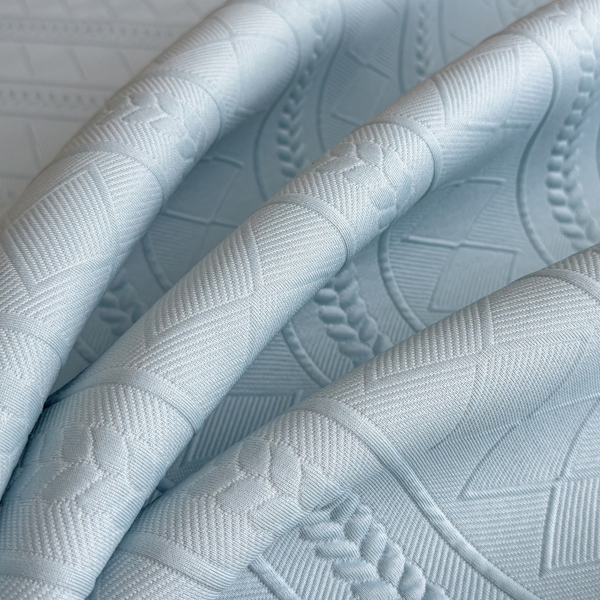 91家纺网 家纺一手货源 找家纺 眠多宝 2025新款柔感彩绒棉纯色夹棉全包围床笠 素菱笺-青釉蓝