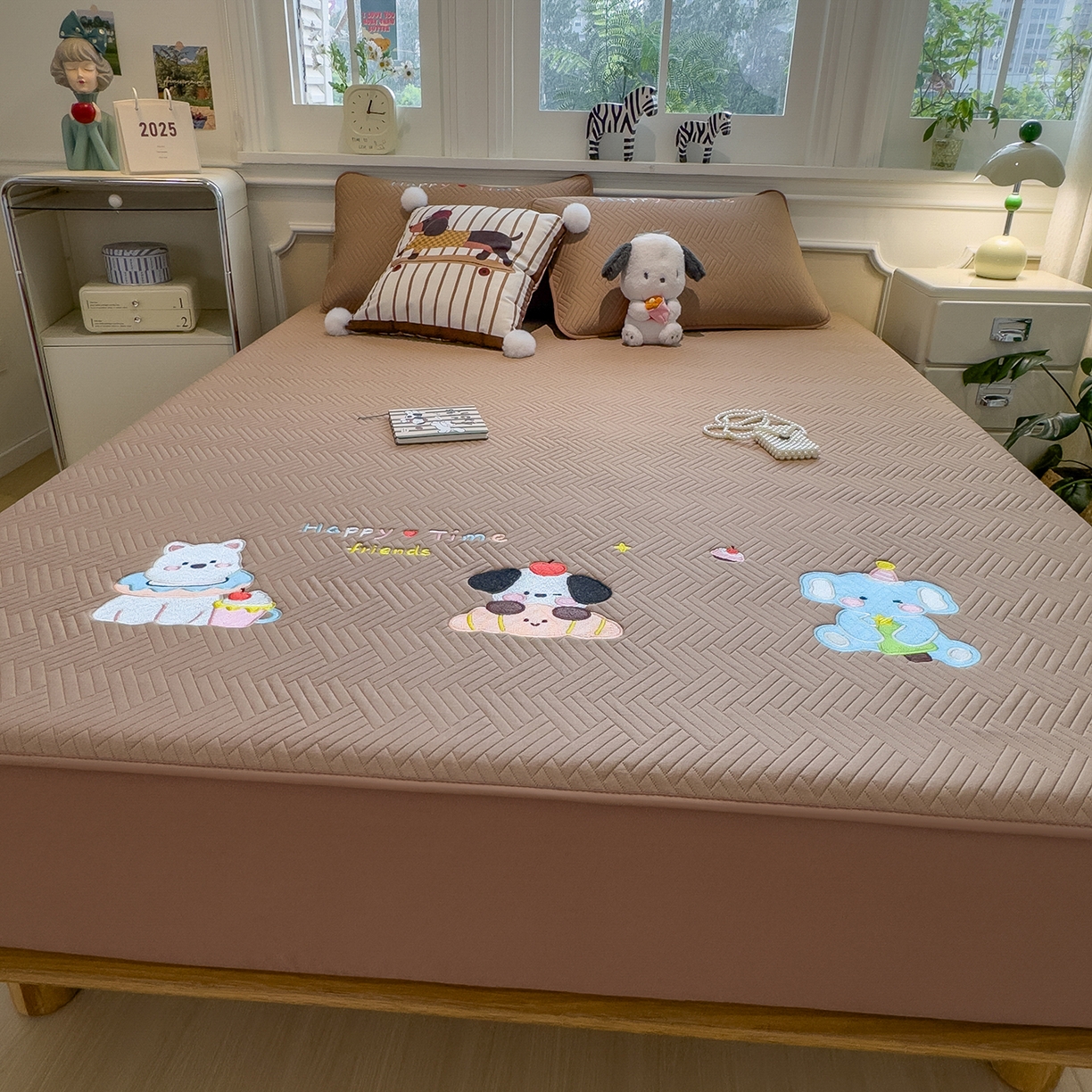 91家纺网 家纺一手货源 找家纺 眠多宝 2025新款三联刺绣卡通夹棉床笠全包围床垫保护套 开心一家-摩卡咖