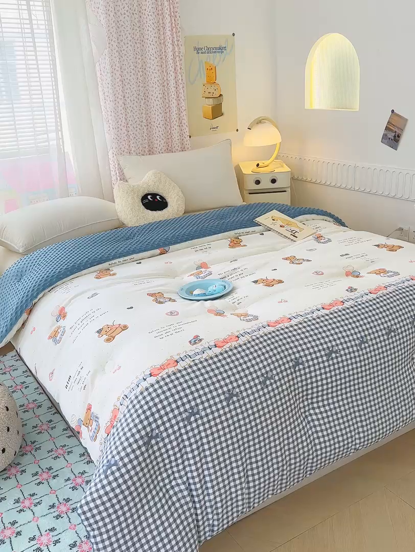 91家纺网 家纺一手货源 找家纺 爱宝被业 2025新款A类水洗棉双层纱豆豆绒被芯 熊趣时光