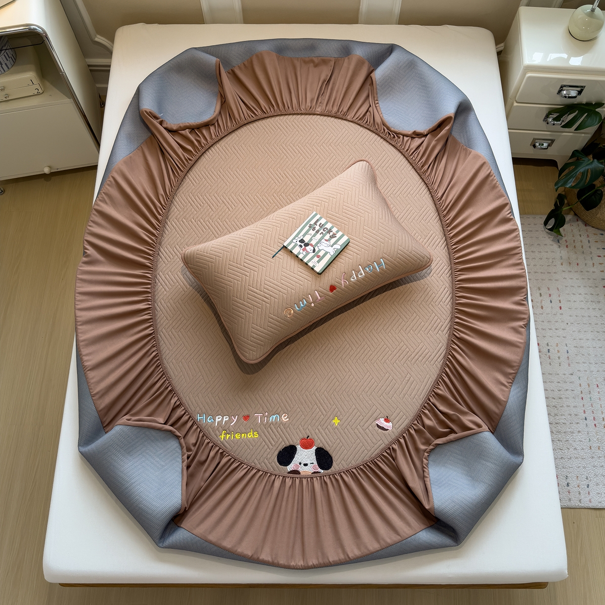 91家纺网 家纺一手货源 找家纺 眠多宝 2025新款三联刺绣卡通夹棉床笠全包围床垫保护套 开心一家-摩卡咖