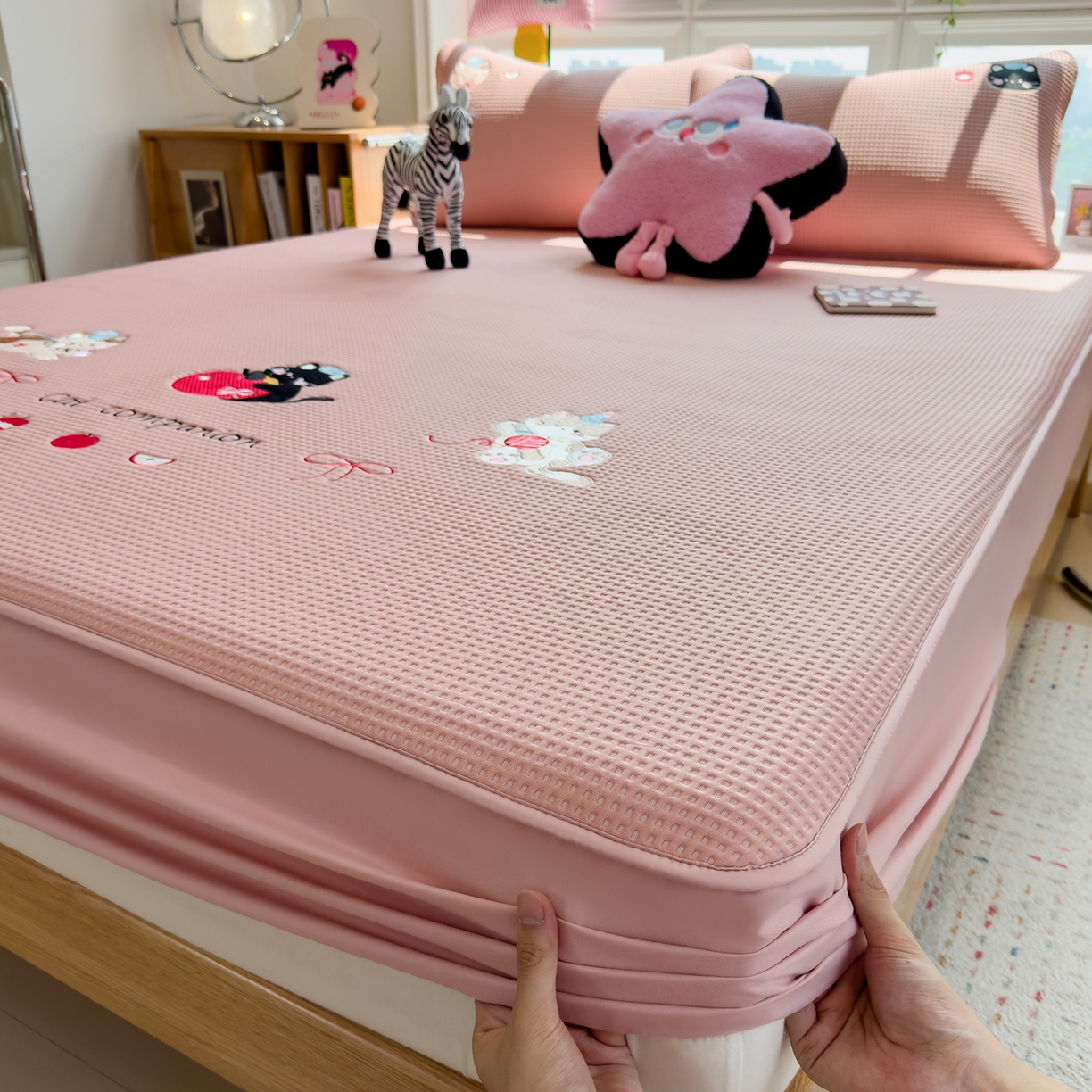 91家纺网 家纺一手货源 找家纺 眠多宝 2025新款华夫格夹棉卡通刺绣床笠全包围床垫保护套 萌趣小猫-雾纱粉