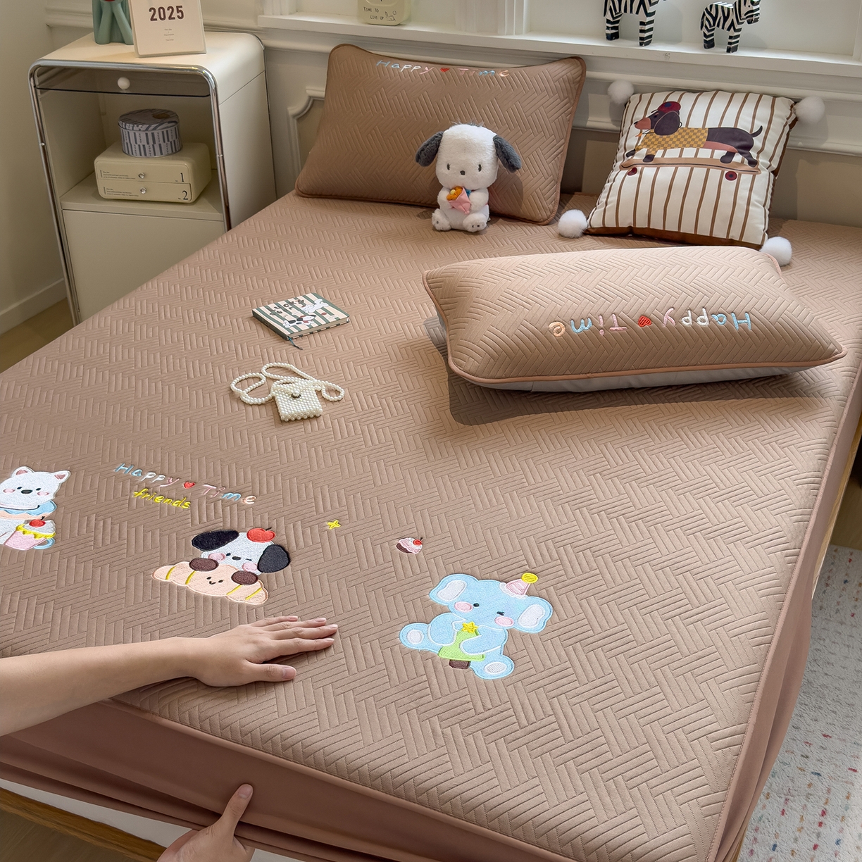 眠多宝 2025新款三联刺绣卡通夹棉床笠全包围床垫保护套 开心一家-摩卡咖