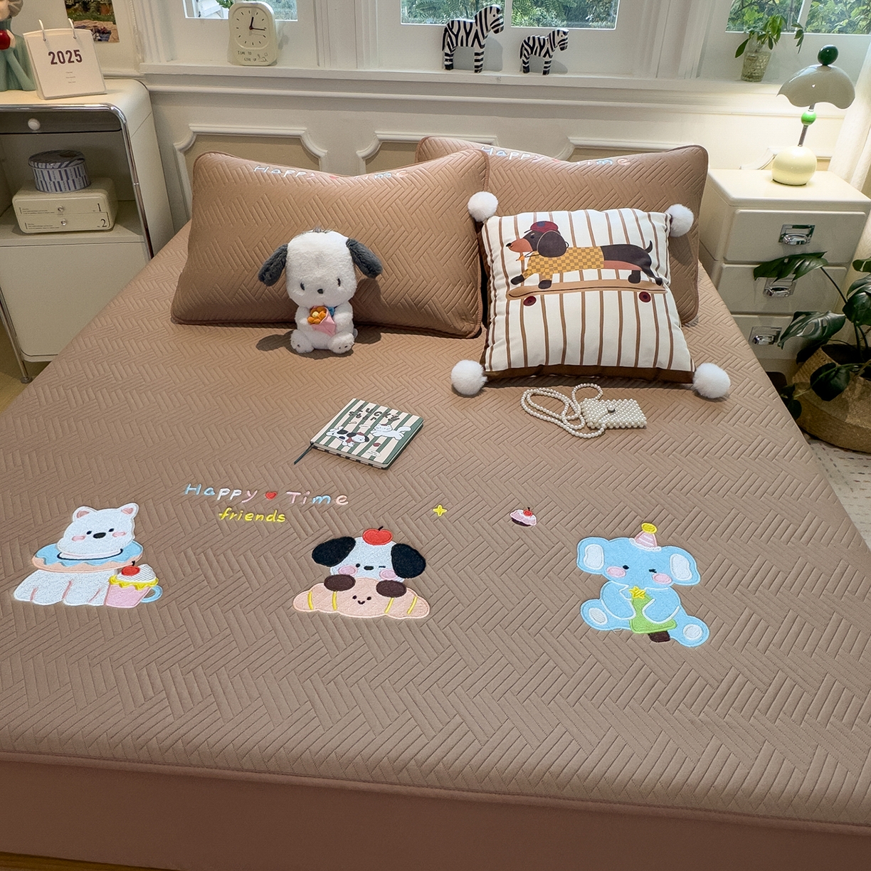 91家纺网 家纺一手货源 找家纺 眠多宝 2025新款三联刺绣卡通夹棉床笠全包围床垫保护套 开心一家-摩卡咖