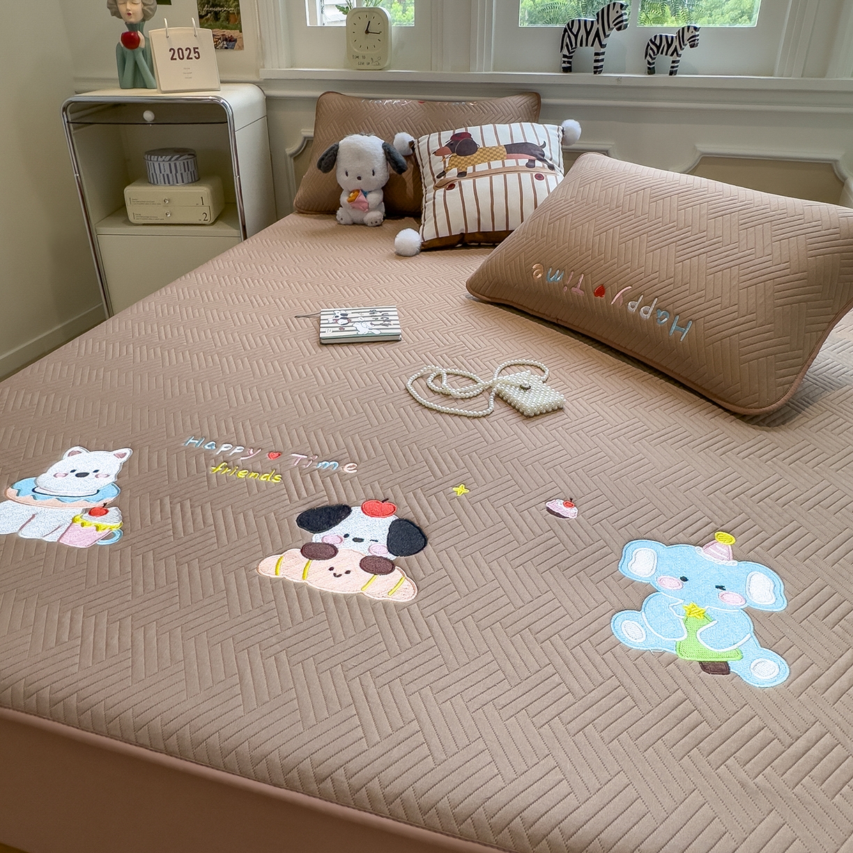 91家纺网 家纺一手货源 找家纺 眠多宝 2025新款三联刺绣卡通夹棉床笠全包围床垫保护套 开心一家-摩卡咖