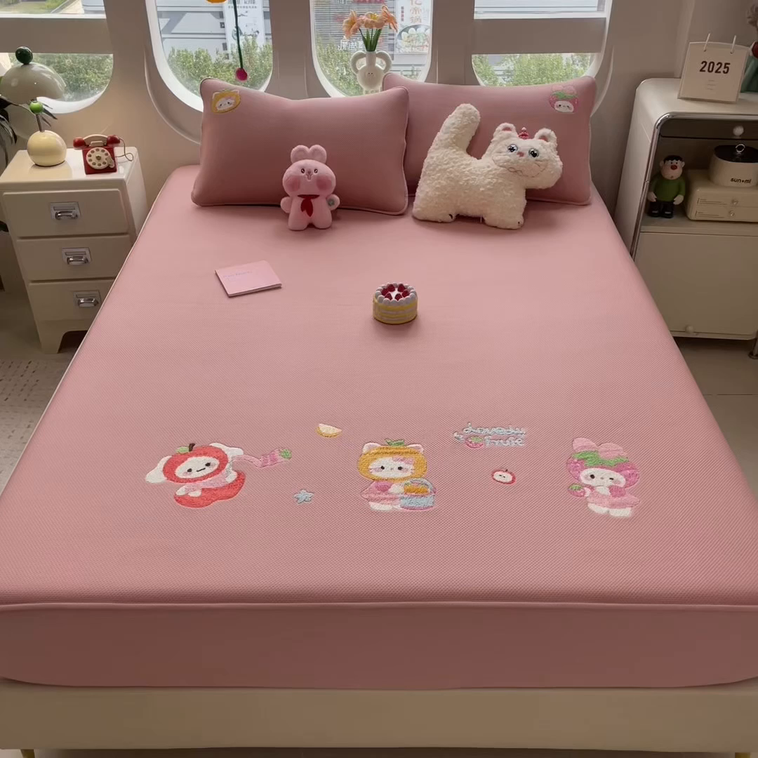 91家纺网 家纺一手货源 找家纺 眠多宝 2025新款彩绒棉卡通毛巾绣夹棉床笠全包围床垫保护套 甜心派对-绯云粉