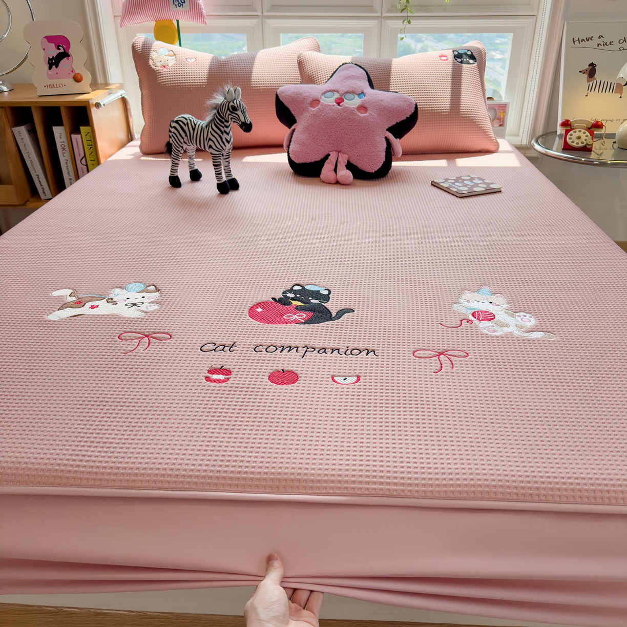 91家纺网 家纺一手货源 找家纺 眠多宝 2025新款华夫格夹棉卡通刺绣床笠全包围床垫保护套 萌趣小猫-雾纱粉