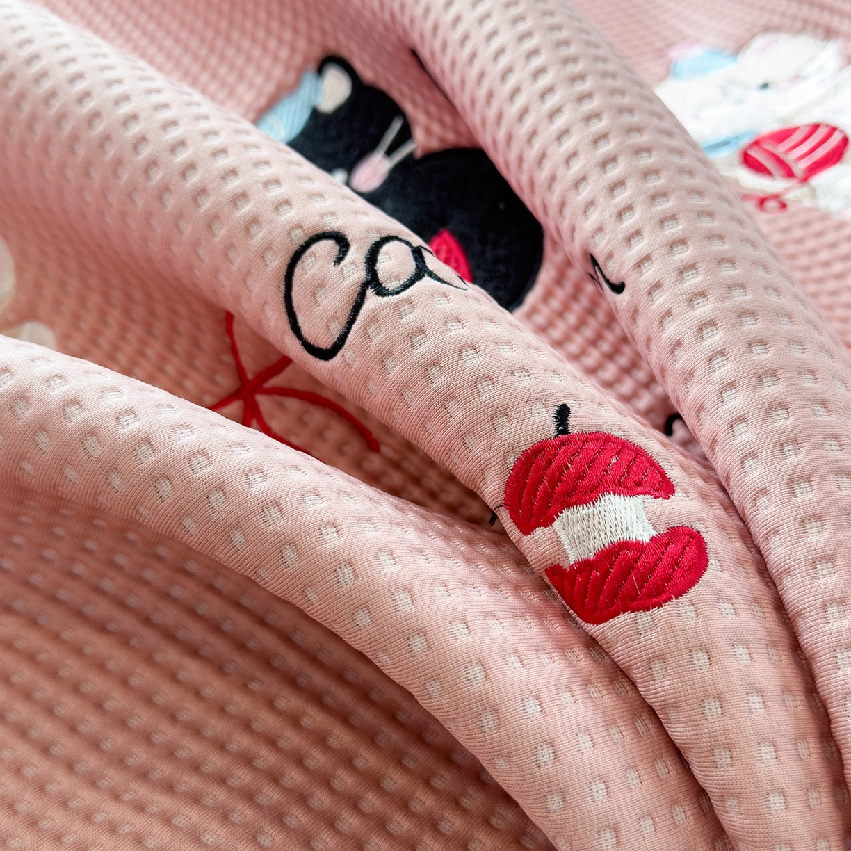 91家纺网 家纺一手货源 找家纺 眠多宝 2025新款华夫格夹棉卡通刺绣床笠全包围床垫保护套 萌趣小猫-雾纱粉