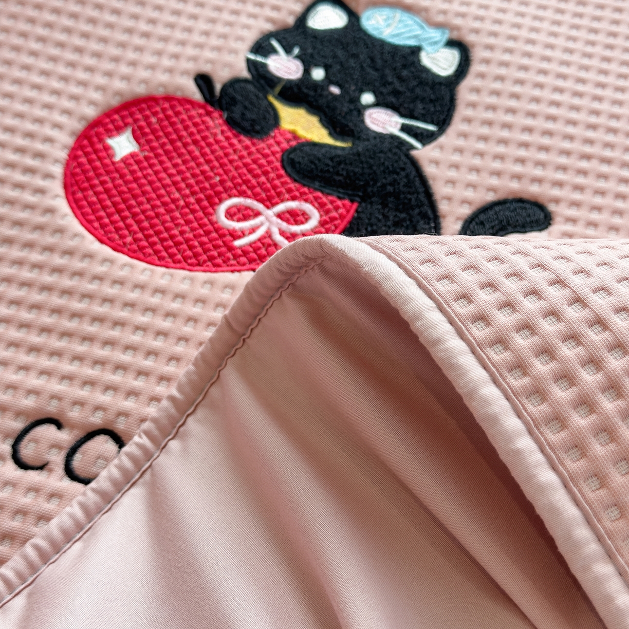 91家纺网 家纺一手货源 找家纺 眠多宝 2025新款华夫格夹棉卡通刺绣床笠全包围床垫保护套 萌趣小猫-雾纱粉