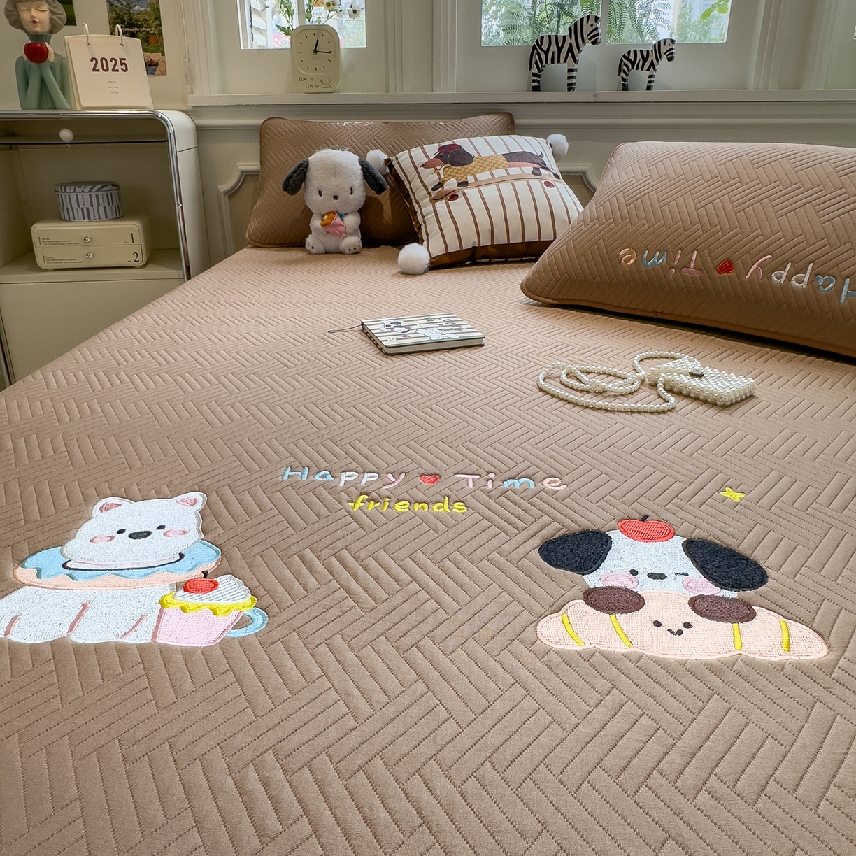 91家纺网 家纺一手货源 找家纺 眠多宝 2025新款三联刺绣卡通夹棉床笠全包围床垫保护套 开心一家-摩卡咖