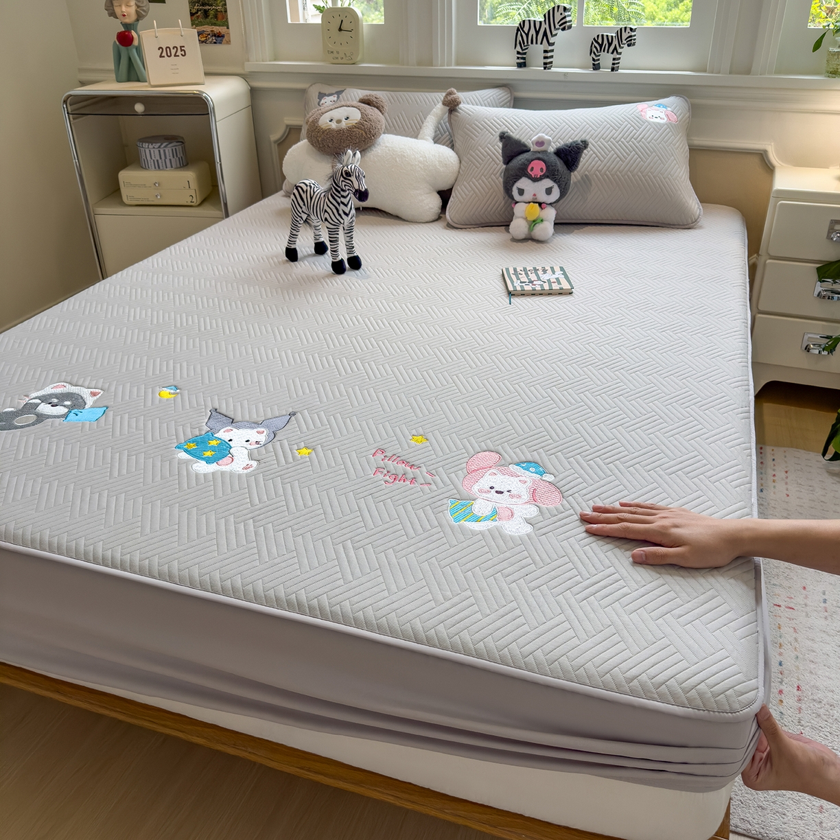 91家纺网 家纺一手货源 找家纺 眠多宝 2025新款三联刺绣卡通夹棉床笠全包围床垫保护套 萌宠梦蒂-暮檐灰