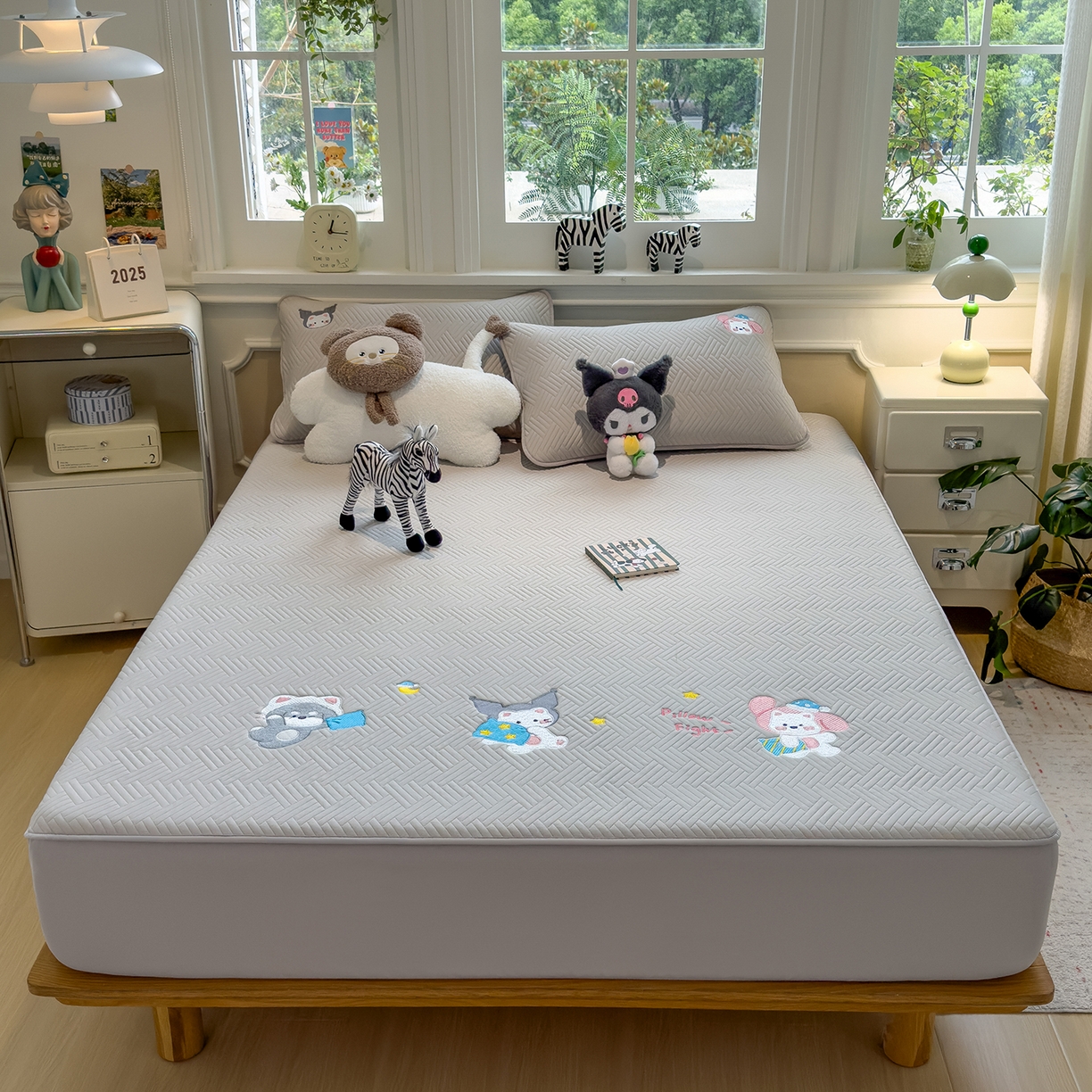 91家纺网 家纺一手货源 找家纺 眠多宝 2025新款三联刺绣卡通夹棉床笠全包围床垫保护套 萌宠梦蒂-暮檐灰