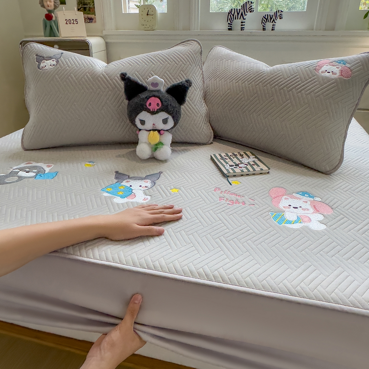 91家纺网 家纺一手货源 找家纺 眠多宝 2025新款三联刺绣卡通夹棉床笠全包围床垫保护套 萌宠梦蒂-暮檐灰