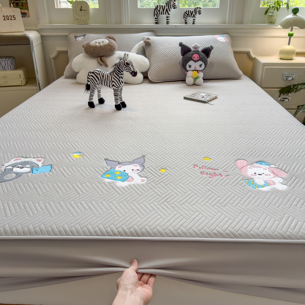 91家纺网 家纺一手货源 找家纺 眠多宝 2025新款三联刺绣卡通夹棉床笠全包围床垫保护套 萌宠梦蒂-暮檐灰