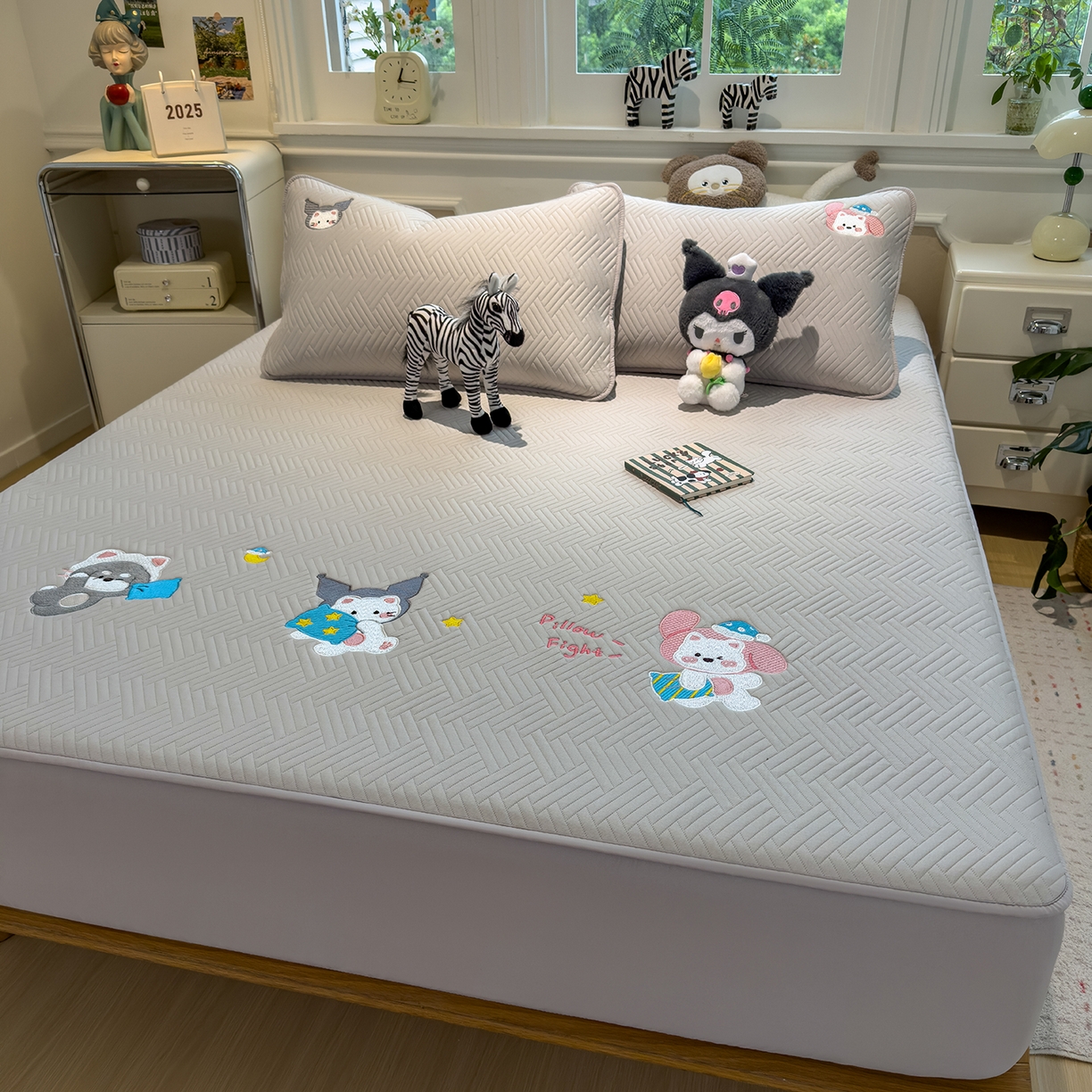 91家纺网 家纺一手货源 找家纺 眠多宝 2025新款三联刺绣卡通夹棉床笠全包围床垫保护套 萌宠梦蒂-暮檐灰