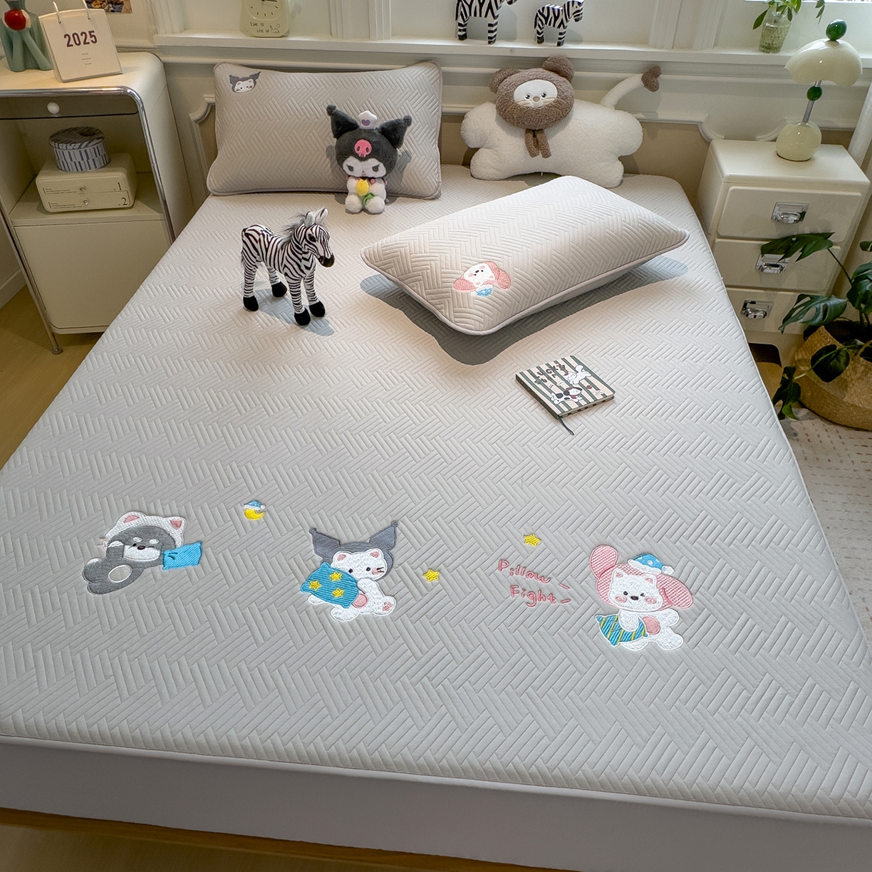 91家纺网 家纺一手货源 找家纺 眠多宝 2025新款三联刺绣卡通夹棉床笠全包围床垫保护套 萌宠梦蒂-暮檐灰