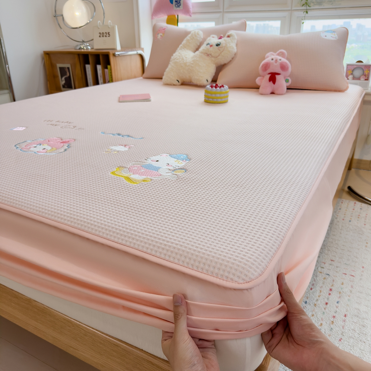 91家纺网 家纺一手货源 找家纺 眠多宝 2025新款华夫格夹棉卡通刺绣床笠全包围床垫保护套 萌兔蒂-樱雾粉