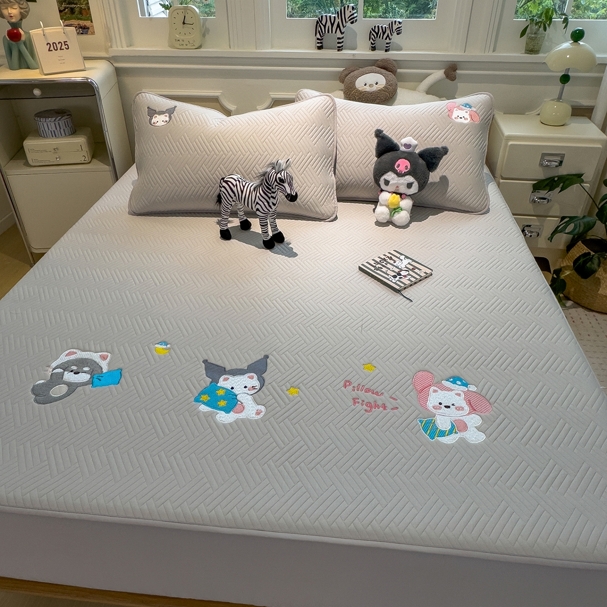 91家纺网 家纺一手货源 找家纺 眠多宝 2025新款三联刺绣卡通夹棉床笠全包围床垫保护套 萌宠梦蒂-暮檐灰