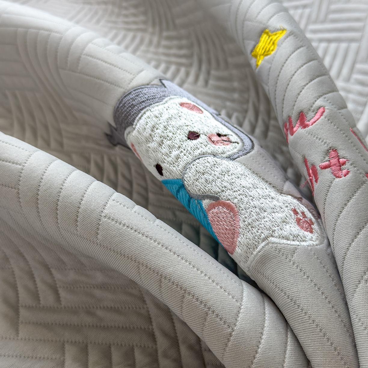 91家纺网 家纺一手货源 找家纺 眠多宝 2025新款三联刺绣卡通夹棉床笠全包围床垫保护套 萌宠梦蒂-暮檐灰