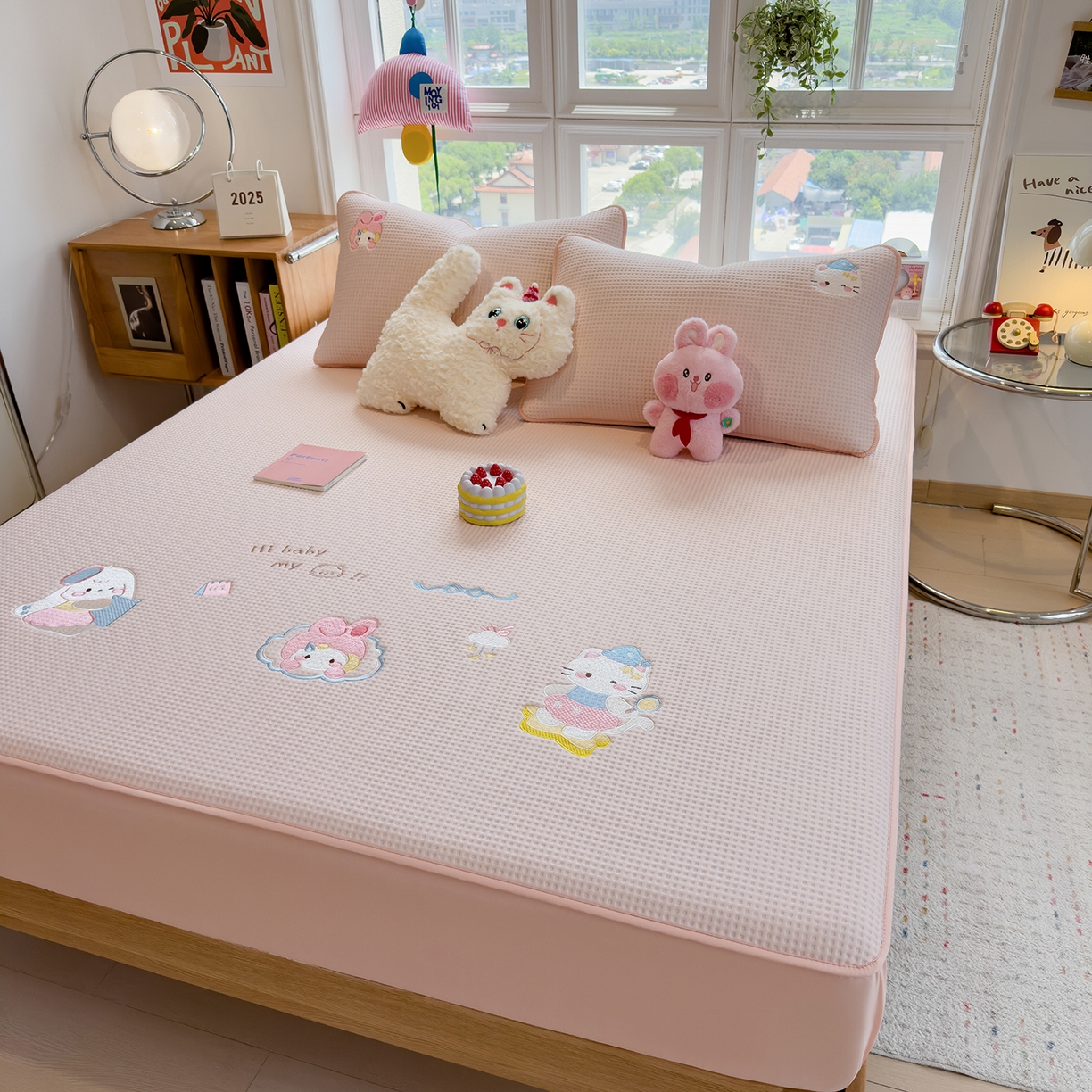 91家纺网 家纺一手货源 找家纺 眠多宝 2025新款华夫格夹棉卡通刺绣床笠全包围床垫保护套 萌兔蒂-樱雾粉