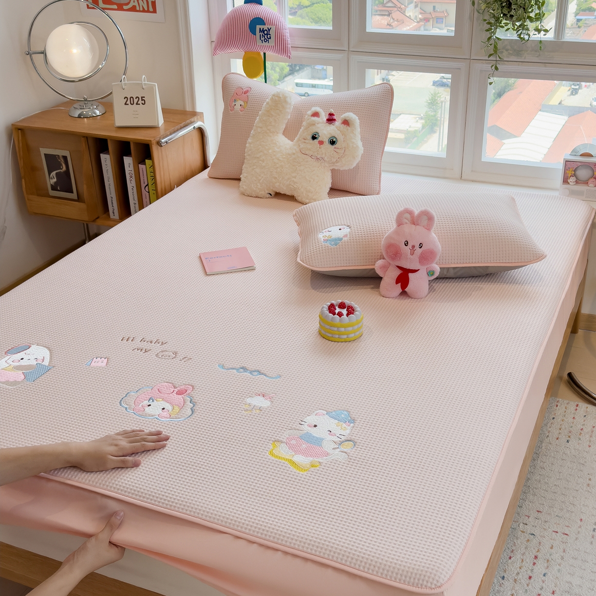 91家纺网 家纺一手货源 找家纺 眠多宝 2025新款华夫格夹棉卡通刺绣床笠全包围床垫保护套 萌兔蒂-樱雾粉