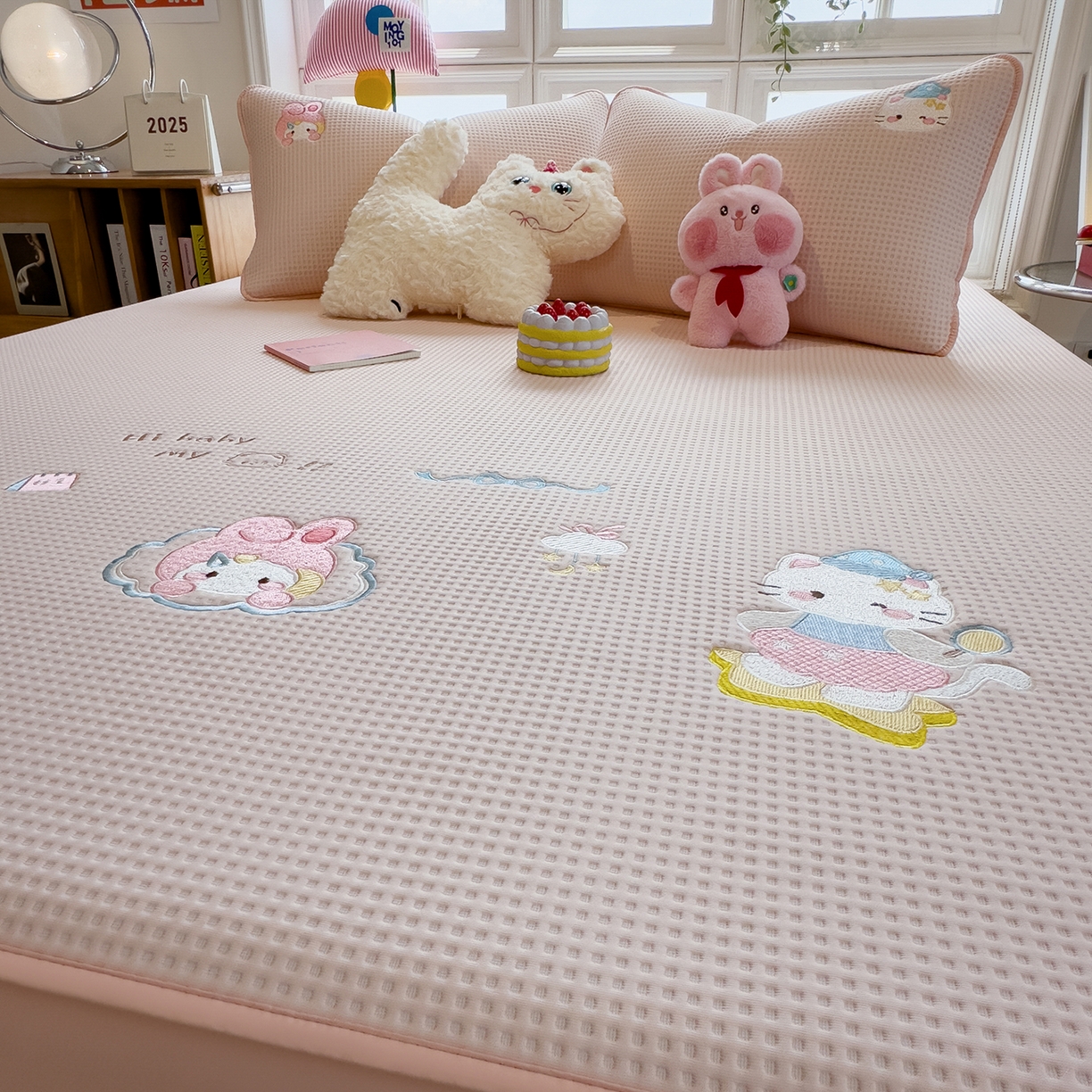 91家纺网 家纺一手货源 找家纺 眠多宝 2025新款华夫格夹棉卡通刺绣床笠全包围床垫保护套 萌兔蒂-樱雾粉