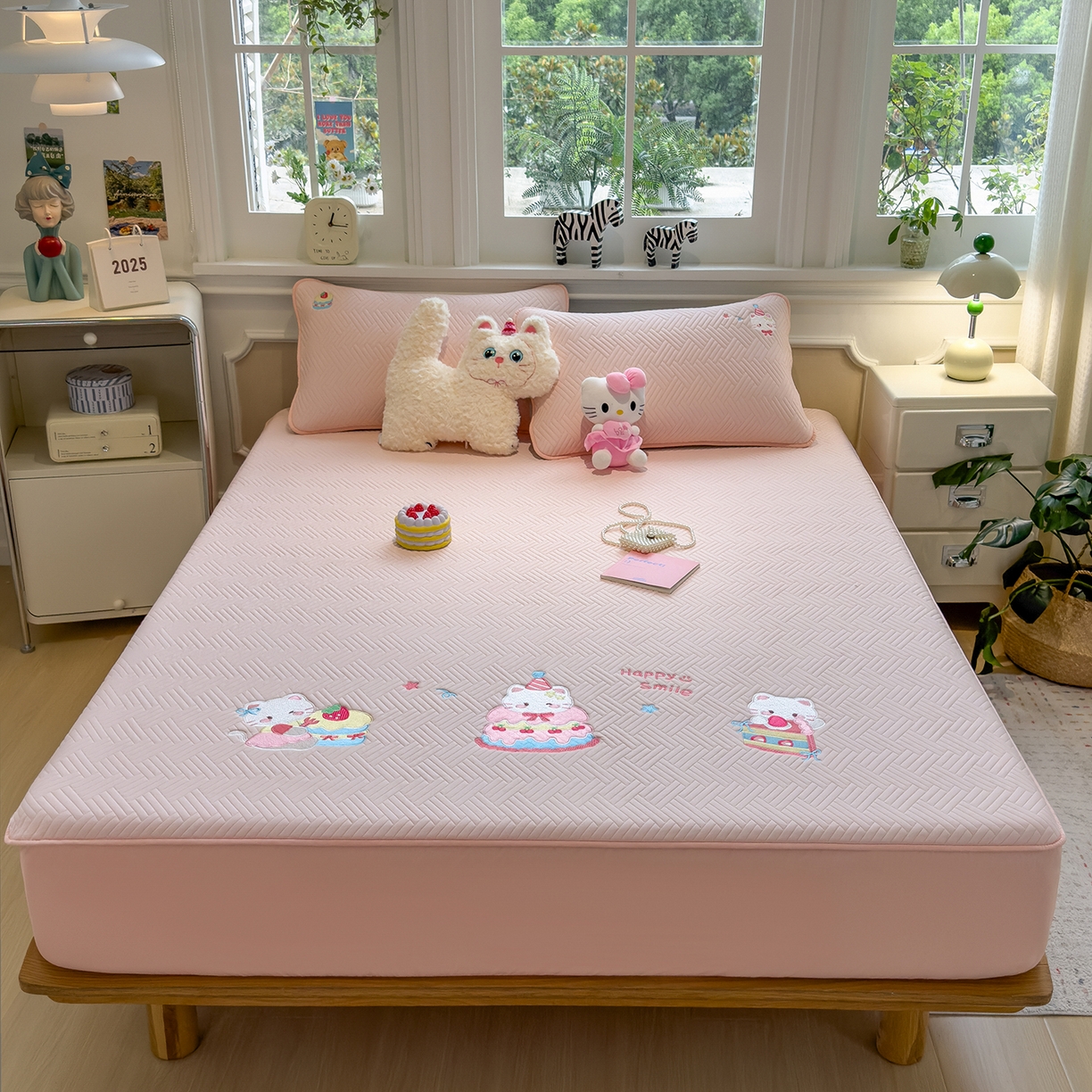 91家纺网 家纺一手货源 找家纺 眠多宝 2025新款三联刺绣卡通夹棉床笠全包围床垫保护套 微笑小猫-樱花粉