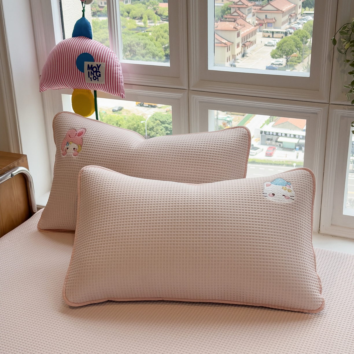 91家纺网 家纺一手货源 找家纺 眠多宝 2025新款华夫格夹棉卡通刺绣床笠全包围床垫保护套 萌兔蒂-樱雾粉