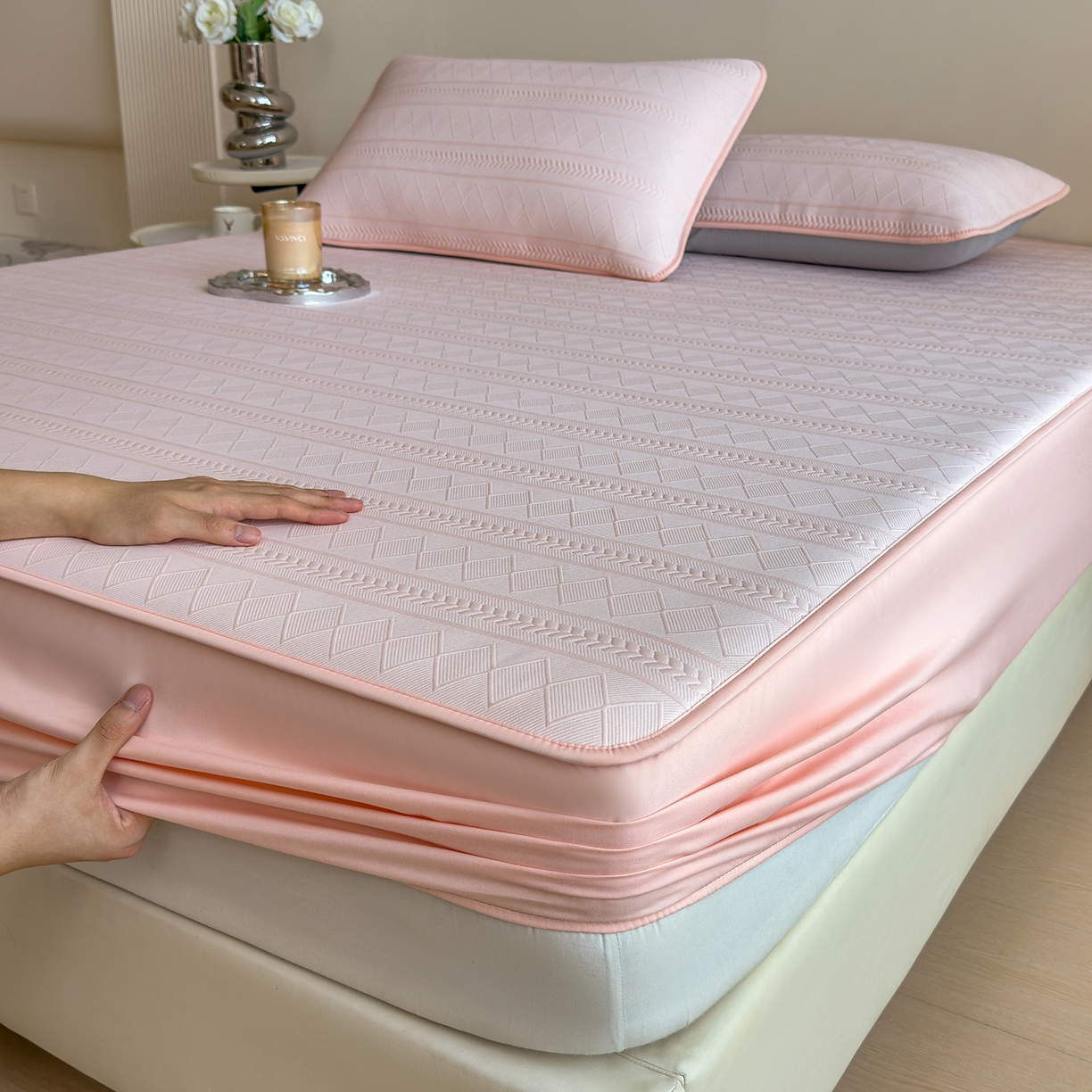 91家纺网 家纺一手货源 找家纺 眠多宝 2025新款柔感彩绒棉纯色夹棉全包围床笠 素菱笺-桃雾粉