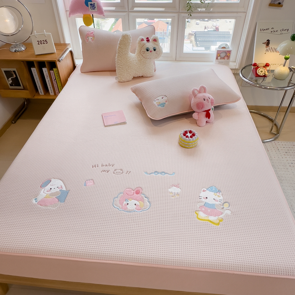 91家纺网 家纺一手货源 找家纺 眠多宝 2025新款华夫格夹棉卡通刺绣床笠全包围床垫保护套 萌兔蒂-樱雾粉